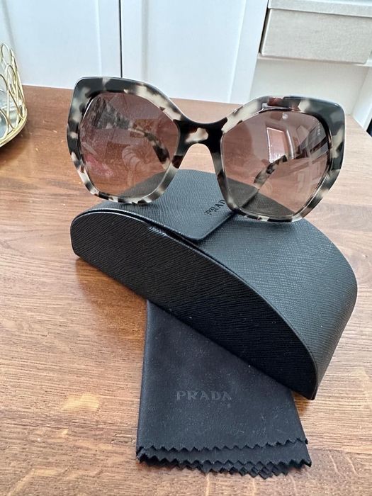 Оригинални слънчеви очила PRADA – отлично състояние