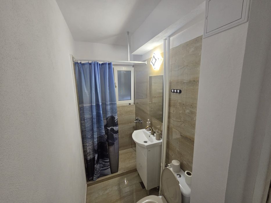 Inchiriez apartament.