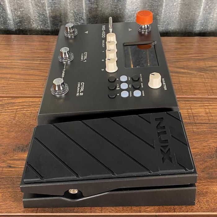 Продавам ефект за китара Nux MG 400