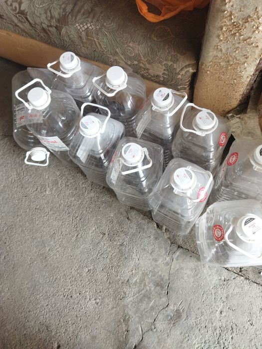 Продам баклашки 6 литровые чистые.