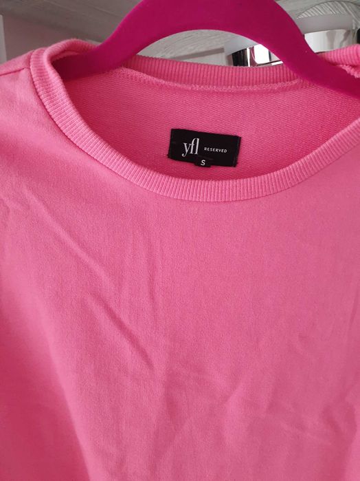 Спортна розова рокля с волани по ръкавите