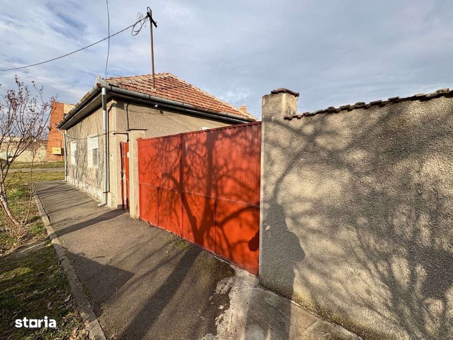 Casă de vânzare 4 Camere Bujac Teren 621 mp ( pe colț )
