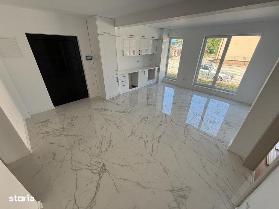 BLOC NOU, Str. Brândușelor–Ap. 3 camere, curte privata, loc de parcare