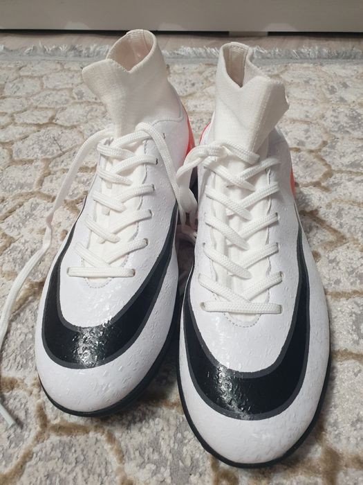 Продаю бутсы новый