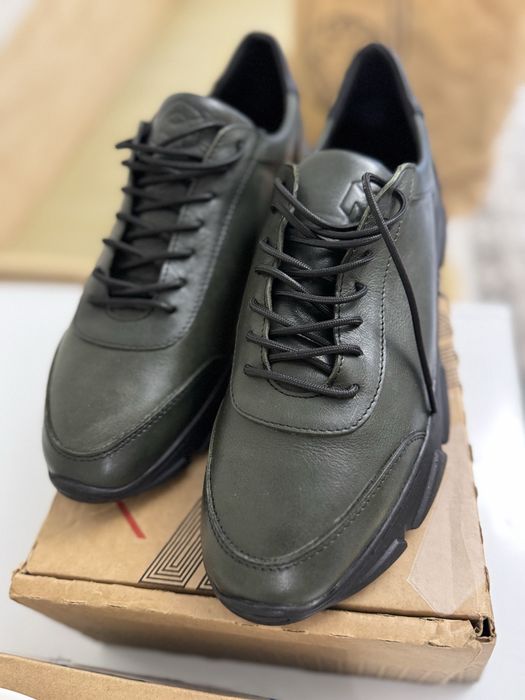 Продам мужские кожаные кроссовки.