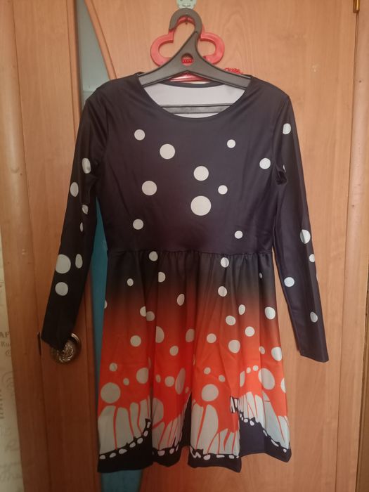 Новое платье, за 2000 . Подойдёт и на девочку и на девушку худенькую