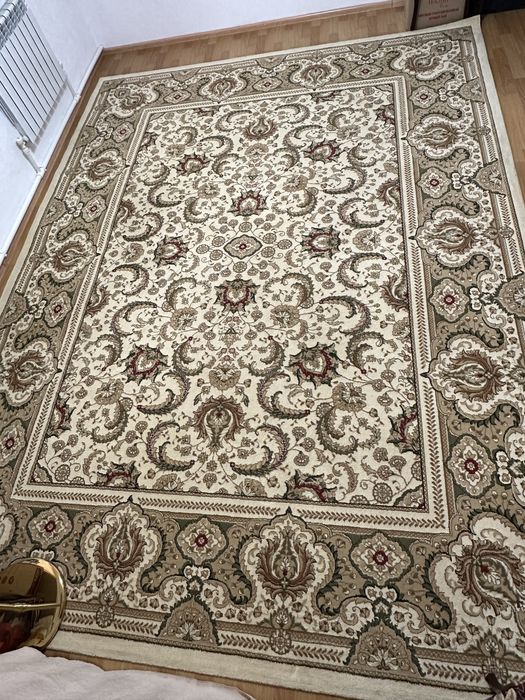 Ковер с ворсами в отличном состоянии