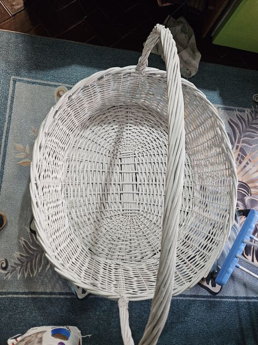 Продам корзины плетеные, коричневые,  белые