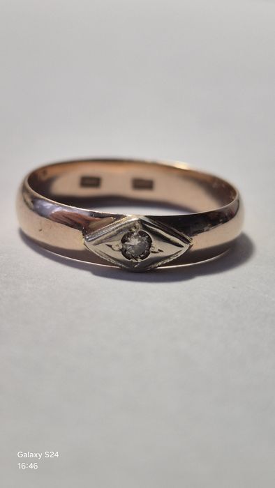 Продам обручальное кольцо  с бриллиантом 16 рр