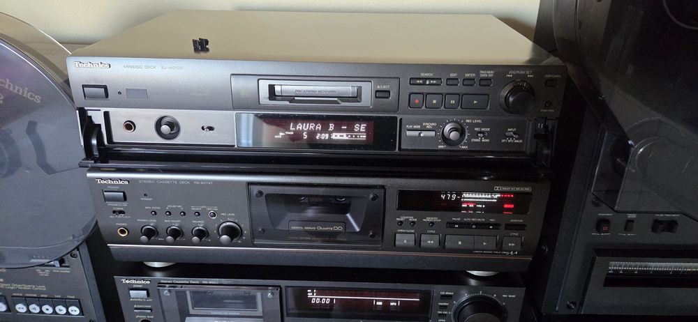 Minidisc technics SJ-MD100 cu telecomanda originala  in stare perfecta de functionare.
