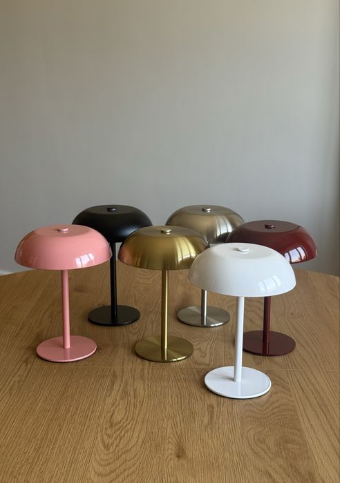 Стильная настольная лампа в современном дизайне