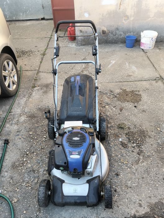 Mașina de tuns iarba Briggs Stratton