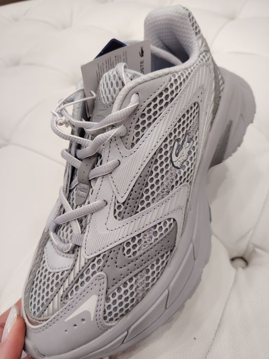 Adidasi noi cu eticheta