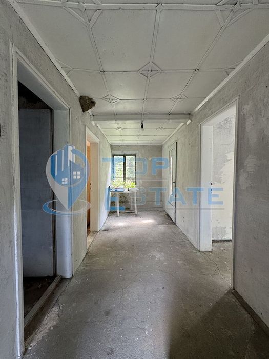 Двуетажна тухлена къща в с. Шарани, област Габрово.