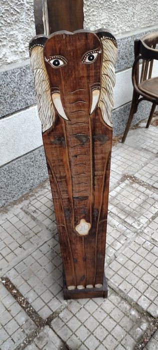 Етажерка с дърворезба