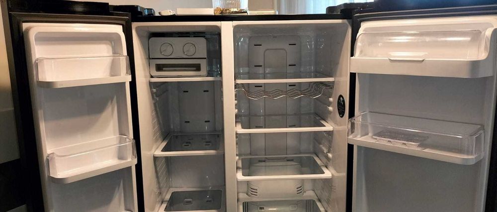 Продам холодильник SAMSUNG Side By Side модель RS21HNLBG.