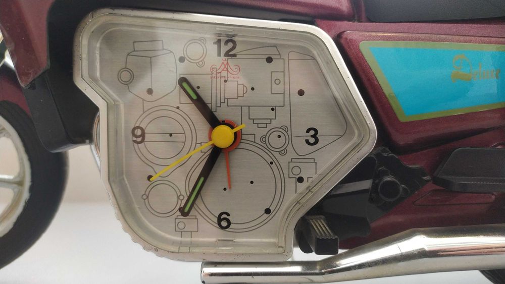 Настолен аналогов часовник във вид на мотор