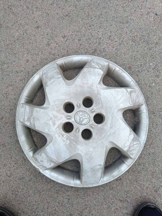 Продам  колпак Toyota R16