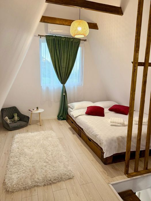 Cabana A-Frame cu jacuzzi & priveliști montane în Sibiel