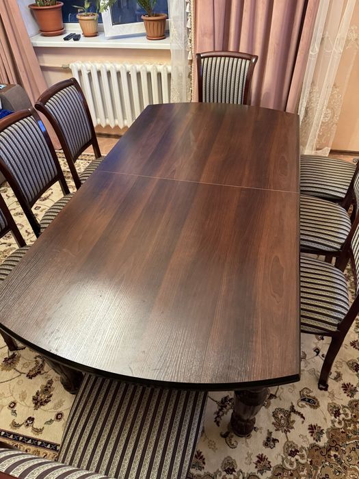 Стол и стулья на 10 персон