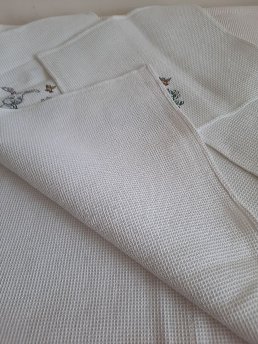 Frumoasa fața de masa din bumbac cu servetele