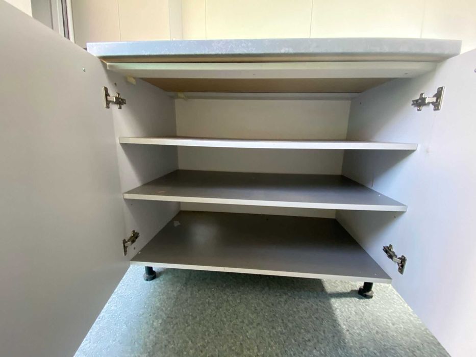 Mobilier modern de bucătărie în nuanțe de alb și gri