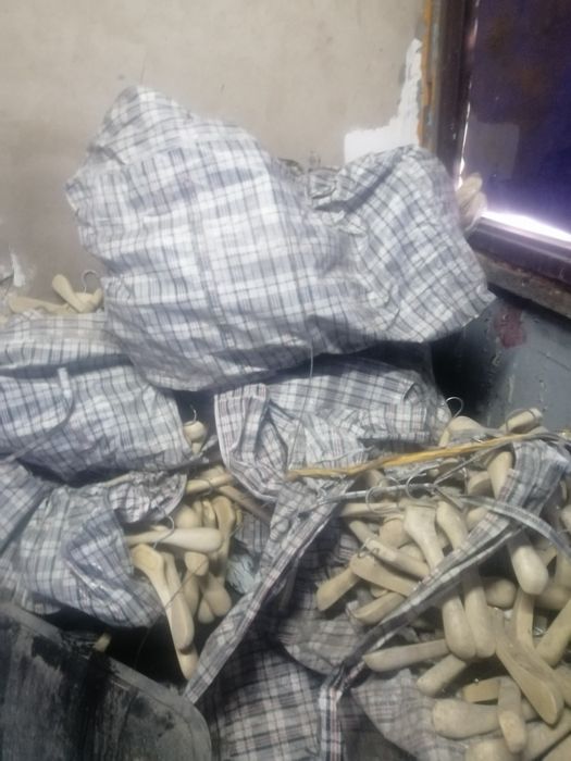 Вешалка для одежда магазина