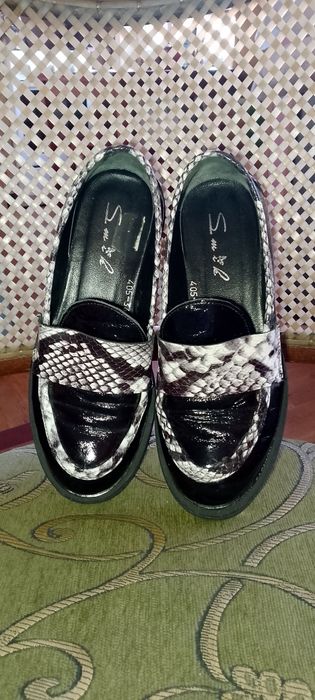 Лоферы черно - белые.