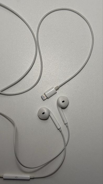 Наушники Apple EarPods Lightning