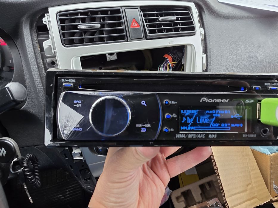 Продавам Pioneer deh-5200sd