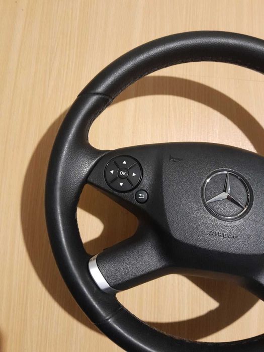 Продавам кожен волан за Мерцедес W212,W204