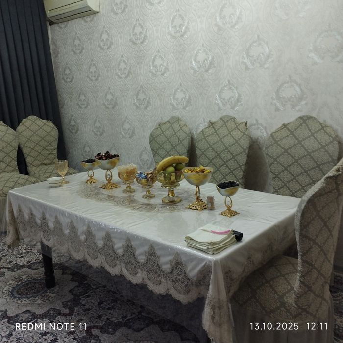 Стол мебельный и восемь стульев с чехлами.