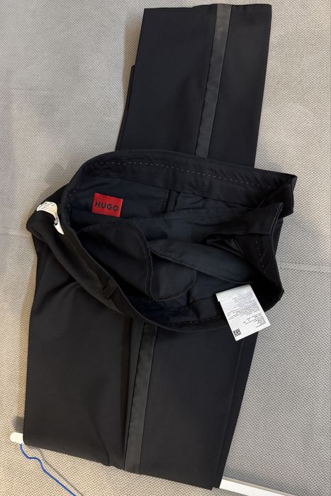 Costum Hugo Boss (smoking/mire) marime 52 Long