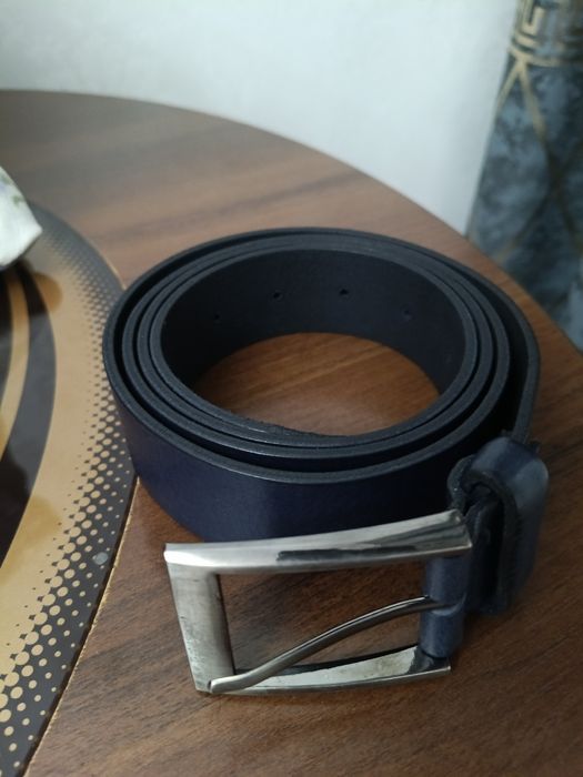 Кожаный ремень синего цвета.