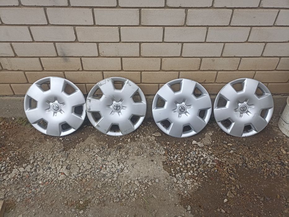 Продам колпаки тойота R15 и 1шт гранты и прадо хайлюкс