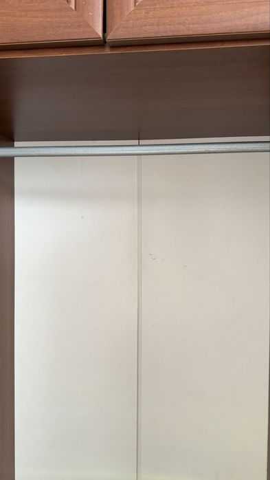 Шкаф коричневого цвета для одежды