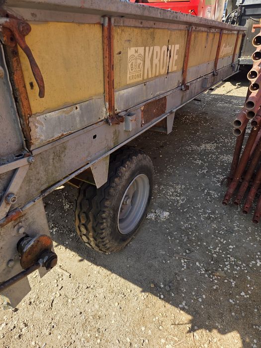 Remorca de împrăștiat gunoiul  Krone