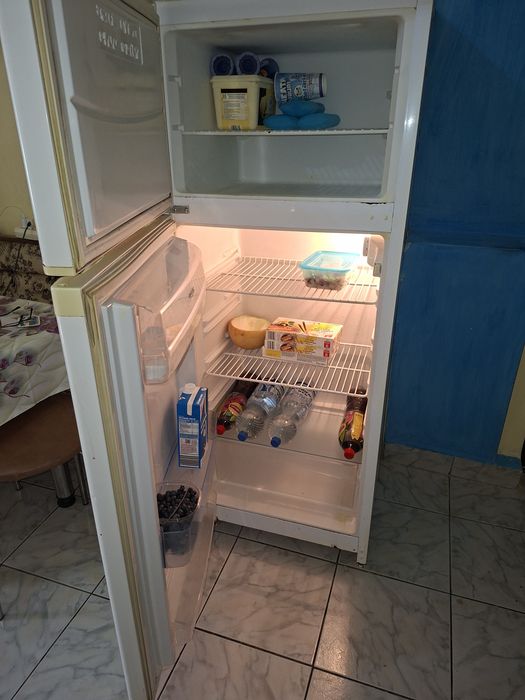 Vând frigider cu congelator Arctic