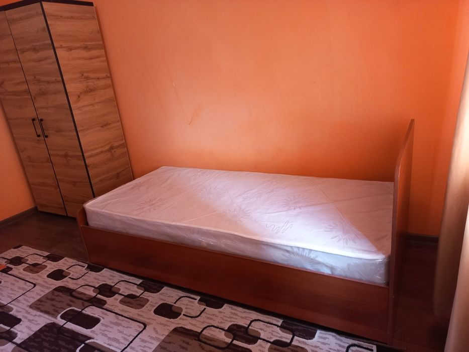 Кровать односпальная с новым ортопедическим матрасом.