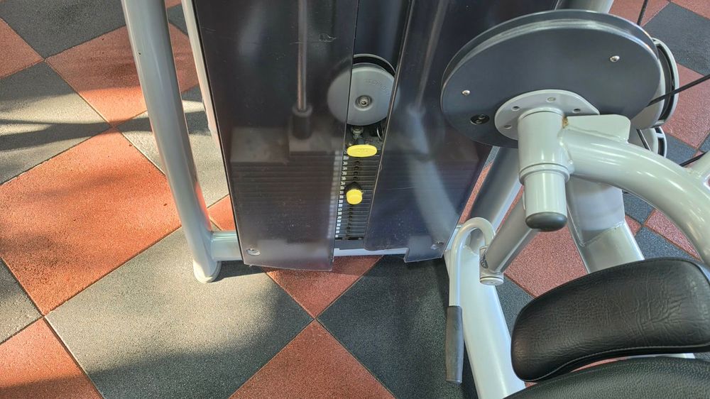Продавам Technogym машина за бицепс и Technogym машина за трицепс