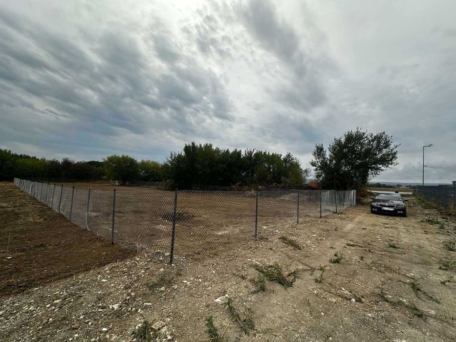 Продавам Парцел до Мерцедес на магистралата Собствен