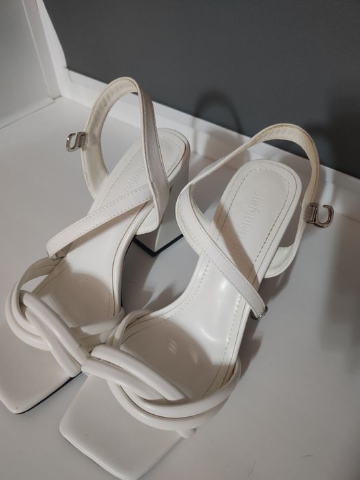Босоножки белые Кожа.. 10000