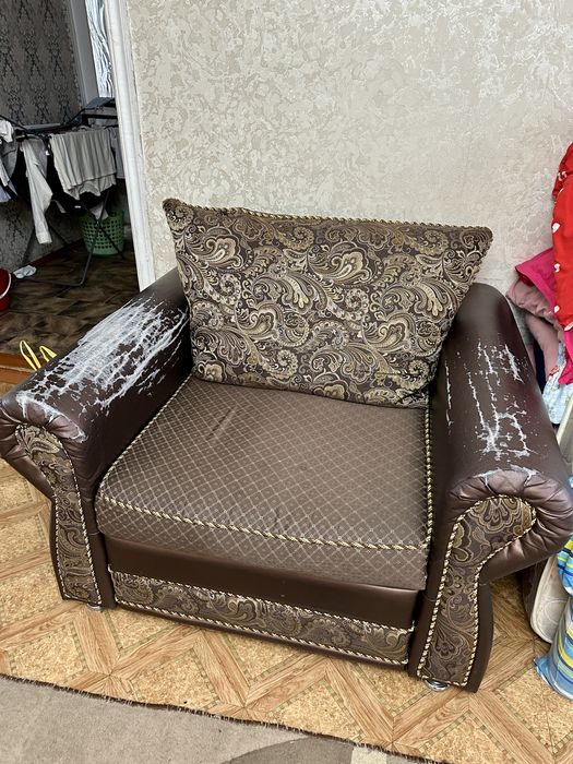 Продам диван коричневого цвета