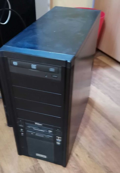 Продавам настолен компютър в отлично състояние
