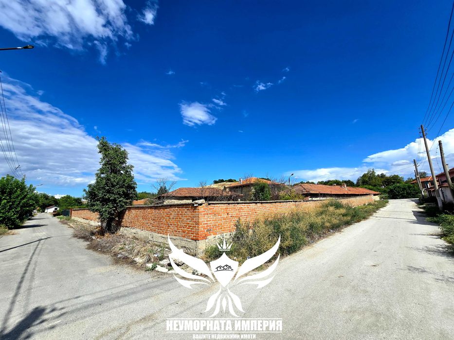 Продавам двуетажна къща с постройки 320РЗП с 1600кв двор село Ахматово