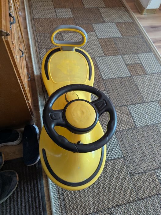 Продам машинку  детскую