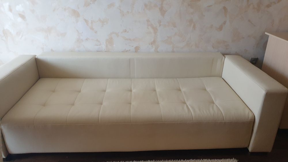Canapea  piele in stare foarte buna  pret 1500 lei , Comoda  living