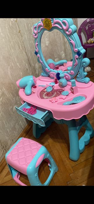 Vând masă de înfrumusețare fetițe
