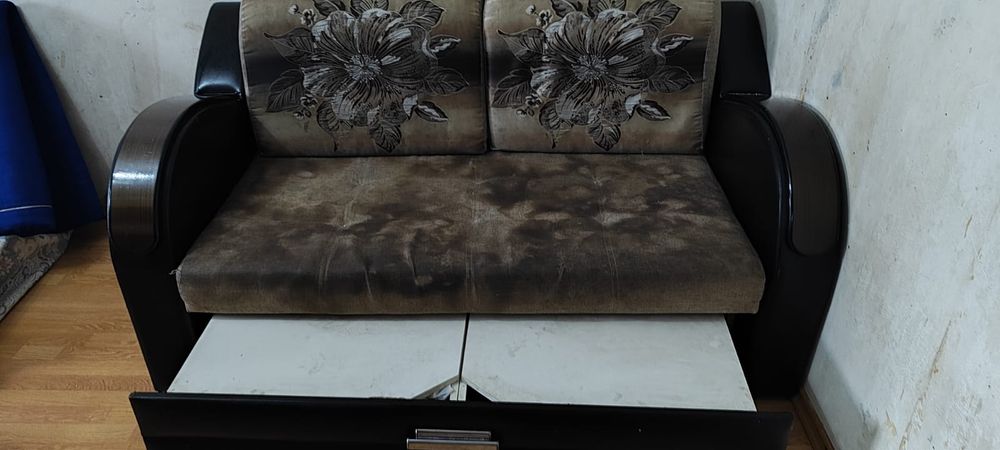 Диван  рассклдадной, бесплатно