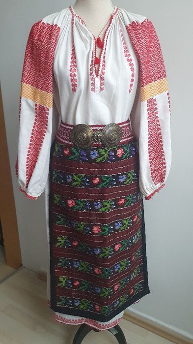 REDUCERE LUNA MAI  35%! Costum popular/ie/camasa cu poale, sorturi/catrinte